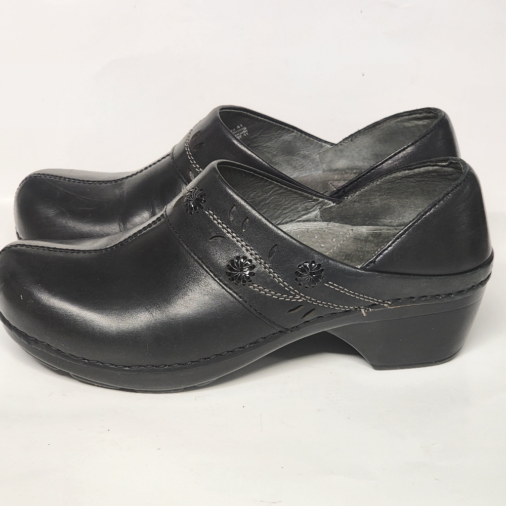 Dansko Womenās Black Leather Comfort Clog Shores with Floral Details